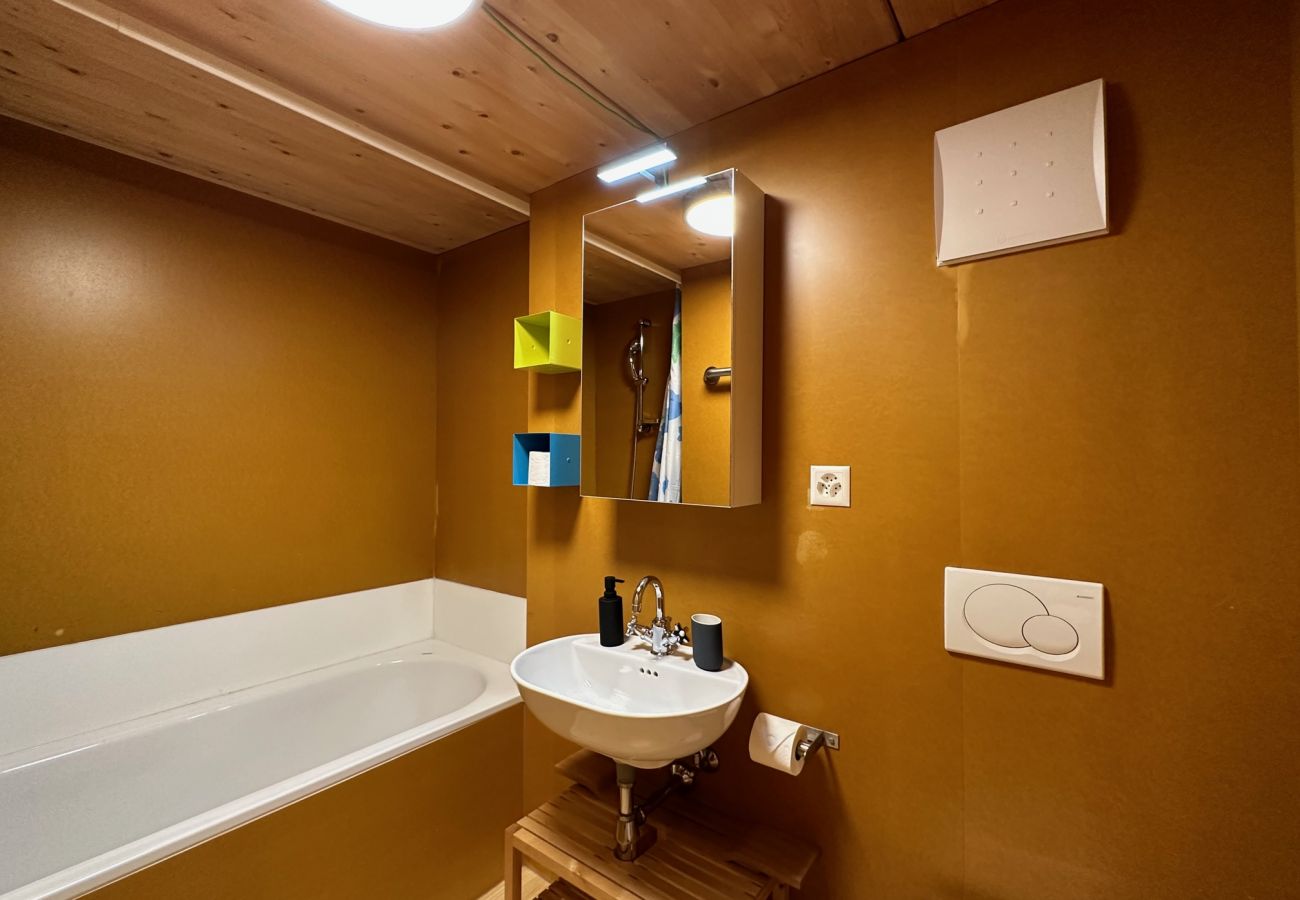 Salle de bain avec baignoire