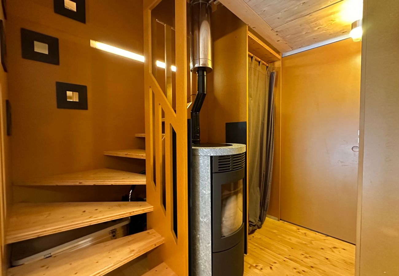 Photo des escaliers avec un poêle à pellets