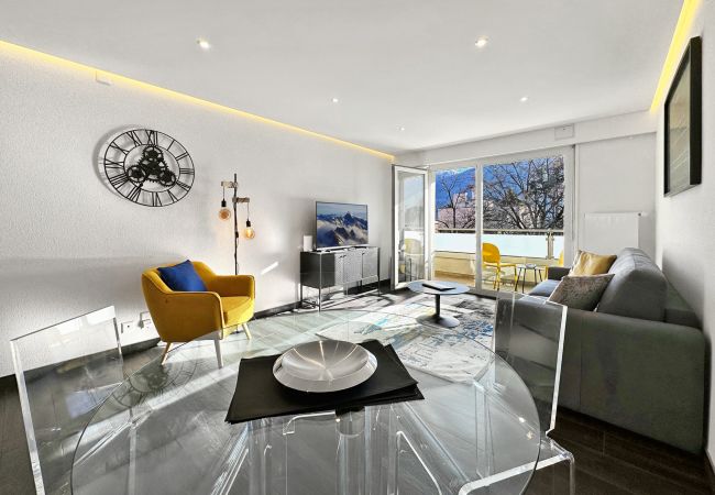 Salle à manger lumineuse et salon confortable avec fenêtre et accès au balcon qui offre une vue dégagée