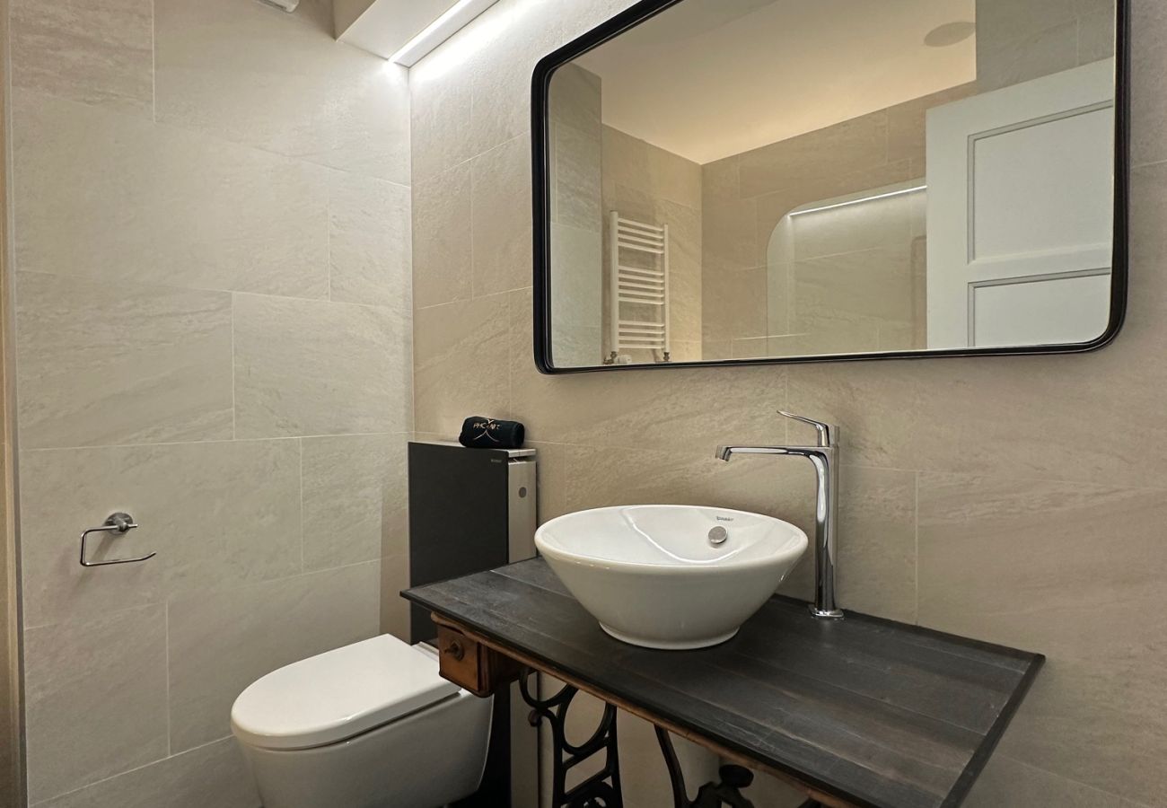 WC fonctionnel avec lavabo, grand miroir, baignoire pour moments détentes