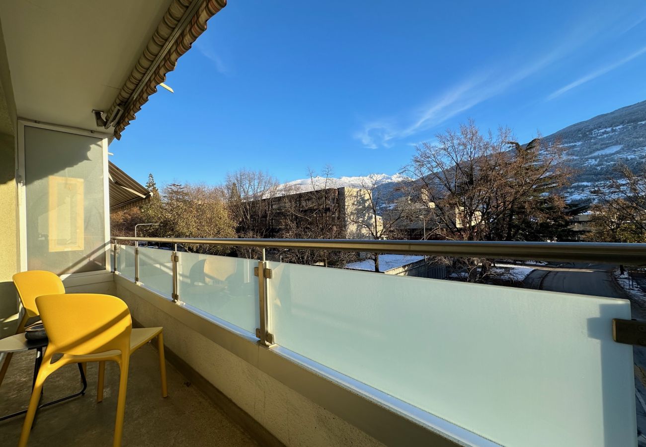Balcon avec deux chaises et une vue imprenable et dégagée