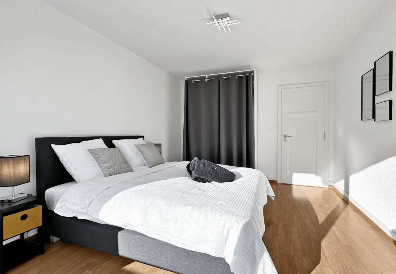La chambre, qui est à la fois spacieuse et bien éclairée, comprend un lit queen size