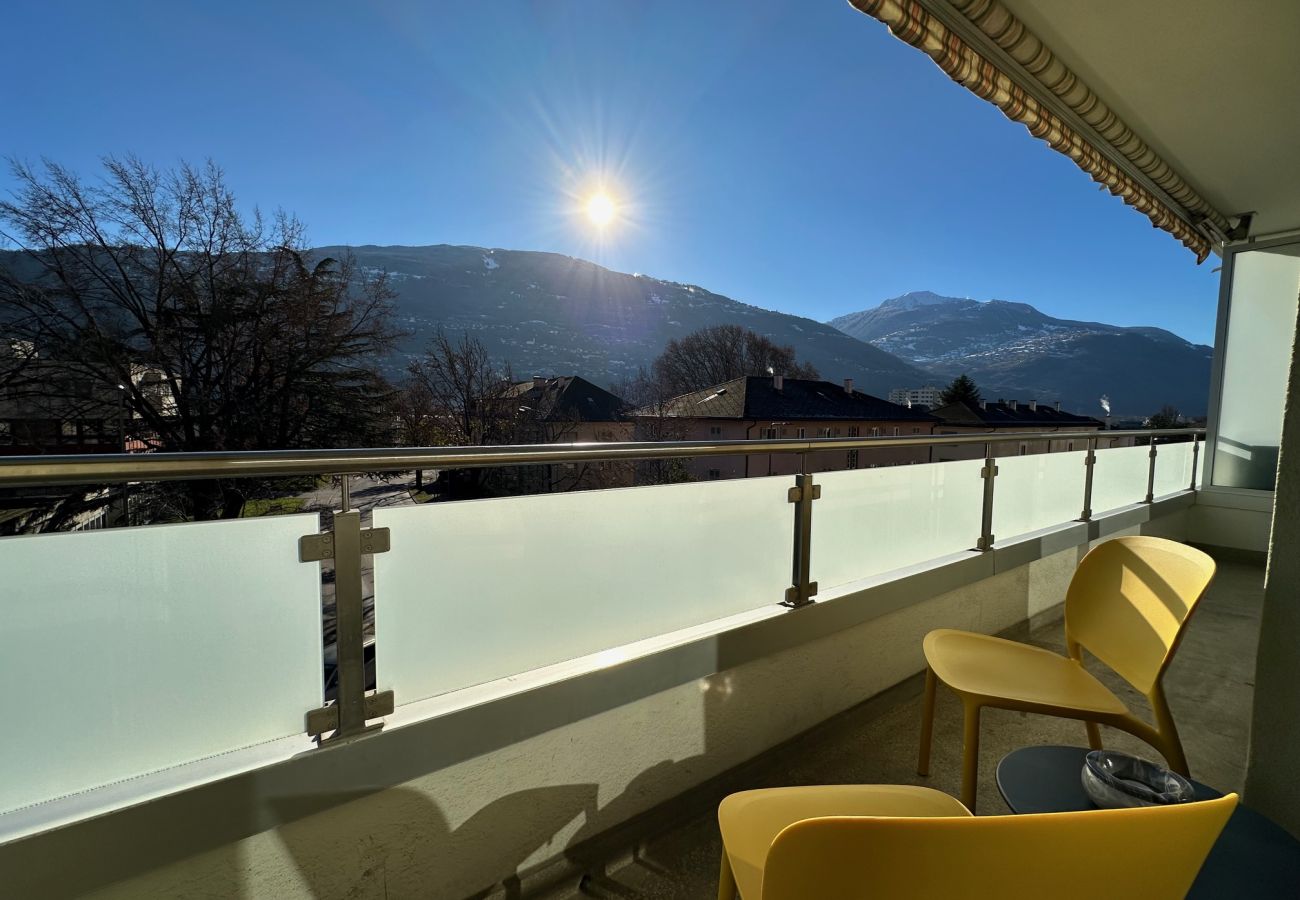 Photo du balcon avec barrière et deux chaises pour profiter de la vue dégagée
